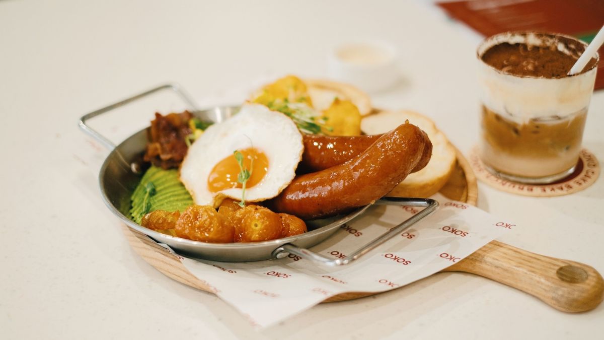 Gedeckter Tisch mit Frühstücks-Items