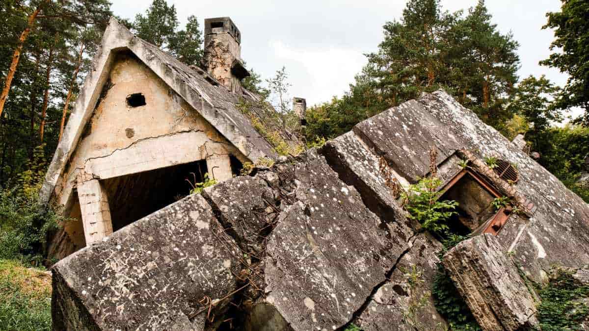 Düsterer Raum eines verlassenen Gebäudes mit eingeschlagenem Fenster