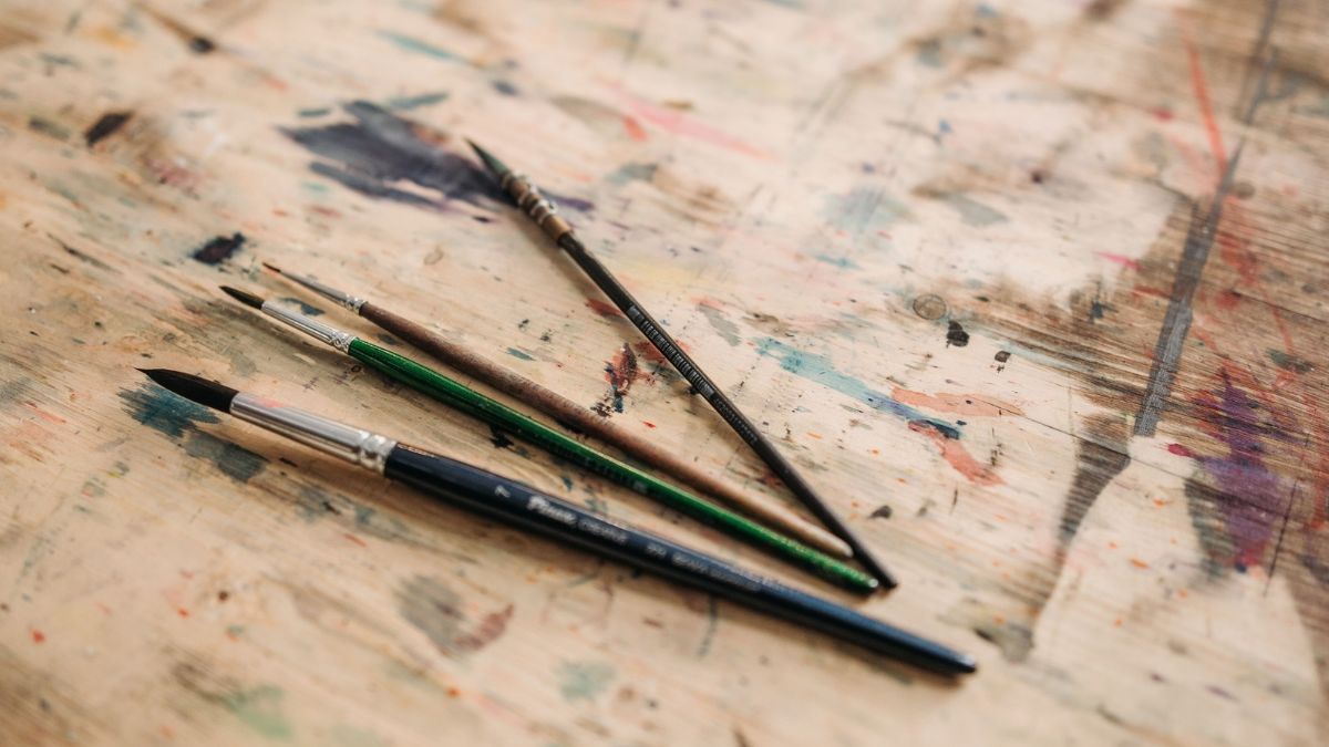 Bunt bemalte Keramikteller in verschiedenen Formen