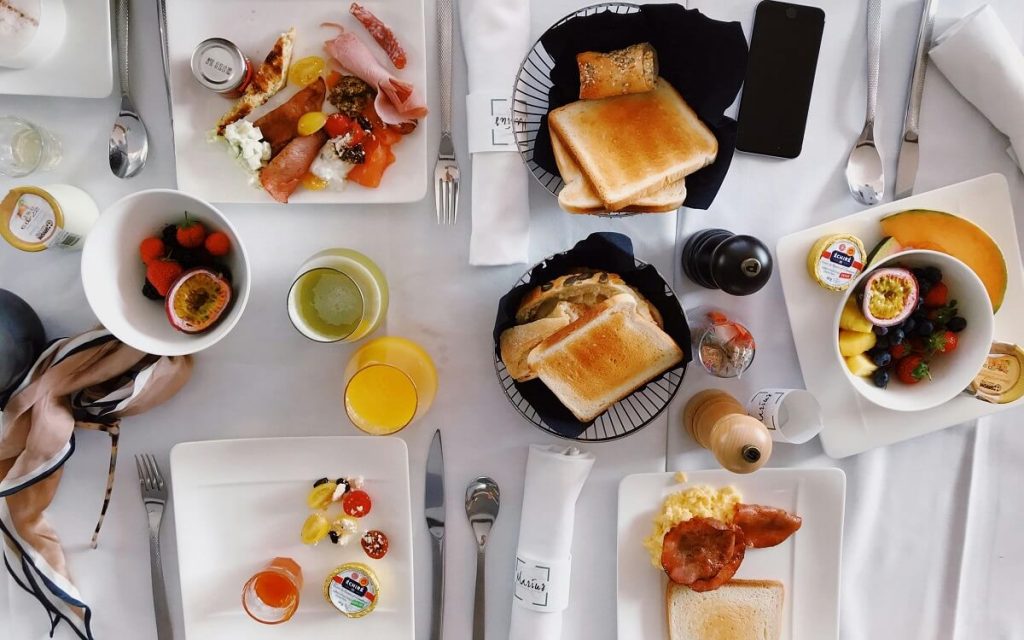 Gedeckter Tisch mit Frühstücks-Items