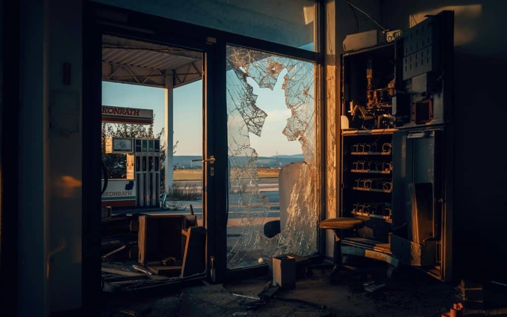 Düsterer Raum eines verlassenen Gebäudes mit eingeschlagenem Fenster